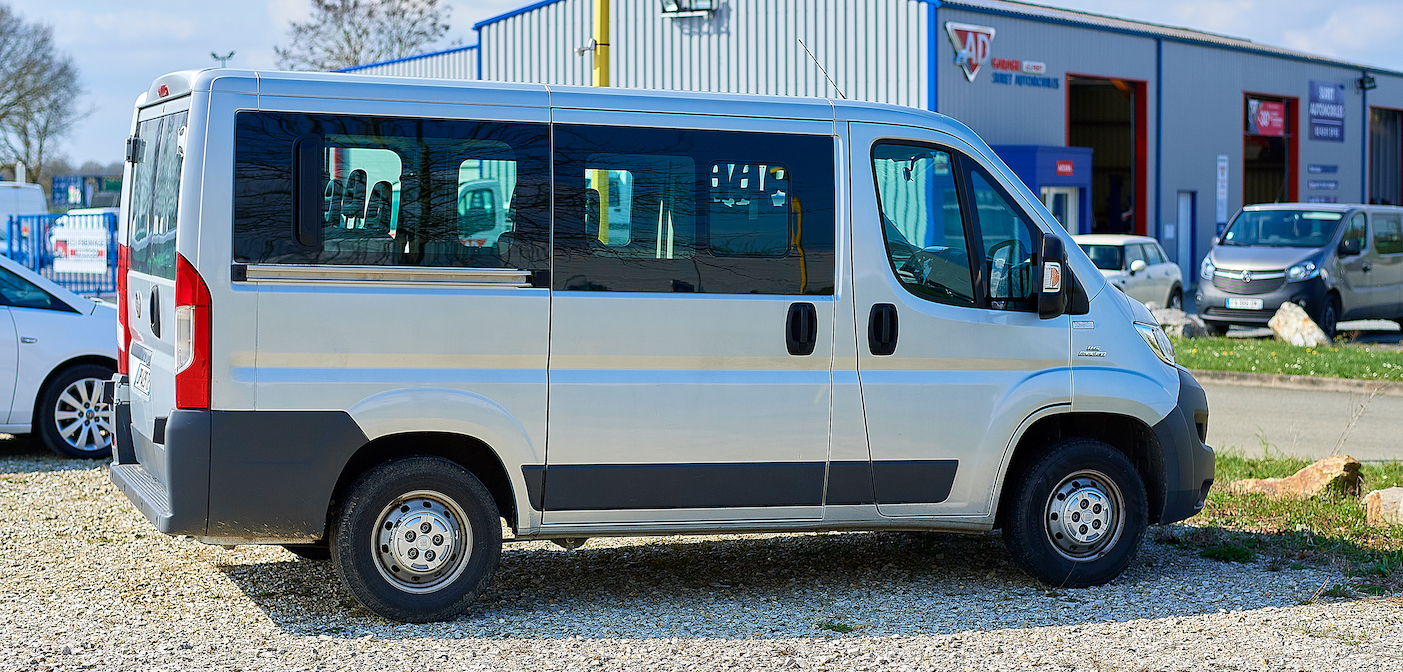 Suret Automobiles, location de minibus et de camion frigorifique
